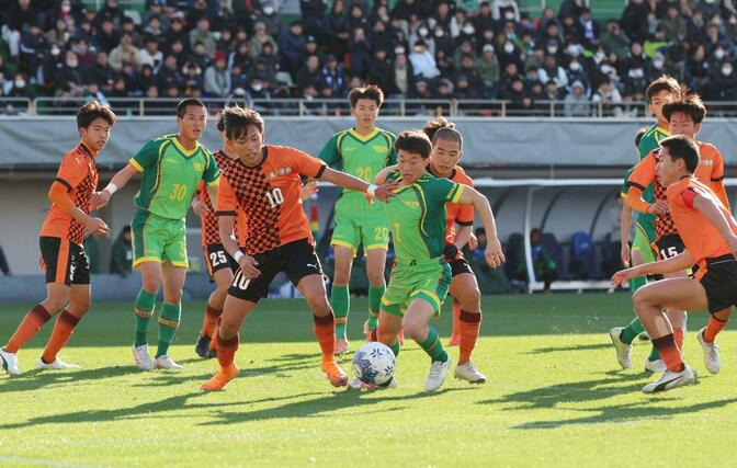 前半、ゴール前に攻め込むＭＦ水澤那月（７）＝ＮＡＣＫ５スタジアム大宮