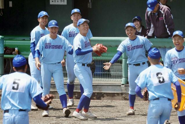 帝京長岡-加茂暁星 7回表帝京長岡のピンチを防ぎベンチ前で笑顔を見せる加茂暁星の先発真保龍聖(中央)ら=柏崎市佐藤池野球場