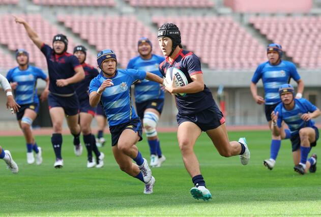 開志国際－北越　前半、開志国際の冨田健人（１５）が抜け出す。この後トライを決め１２－０＝ビッグスワン