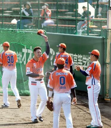 新潟-日ハム 現役最後のマウンドを降り観客に手を振る前川哲