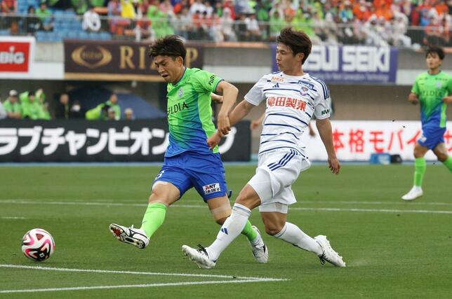 湘南ー新潟　前半３０分、ＦＷ長倉幹樹のシュートで先制＝レモンＳ