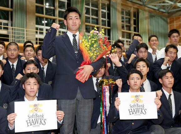 ドラフト会議でソフトバンクから育成１位を受け、チームメートに囲まれる池田栞太捕手（中央）＝関根学園高校
