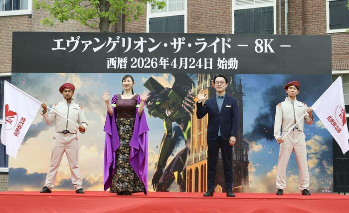 エヴァンゲリオンの新アトラクションの記念式典に登壇したハウステンボスの高村耕太郎社長（中央右）と高橋洋子さん（同左）＝２２日午後、長崎県佐世保市