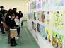 児童の夢が描かれた作品が並ぶ「じょうしんえつ絵画展」=13日、上越市土橋