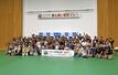 ギネス世界記録を更新し、記念写真に収まる参加者＝９月２９日、上越市の謙信公武道館