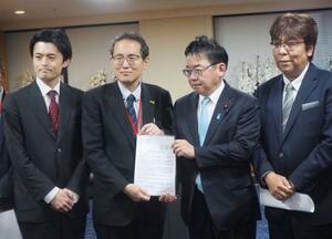 　上野厚労相（中央右）に要望書を渡す、全がん連の天野慎介理事長（同左）＝２３日午後、厚労省