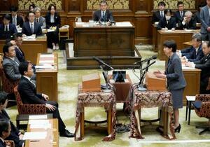 党首討論で国民民主党の玉木代表(手前左)の質問に答える高市首相=20日午後、国会