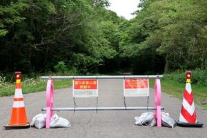 閉鎖された羅臼岳登山口へ通じる道路=20日午前、北海道斜里町