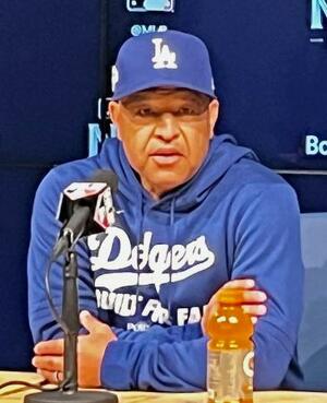記者会見で質問に答えるドジャースのロバーツ監督=ロサンゼルス(共同)