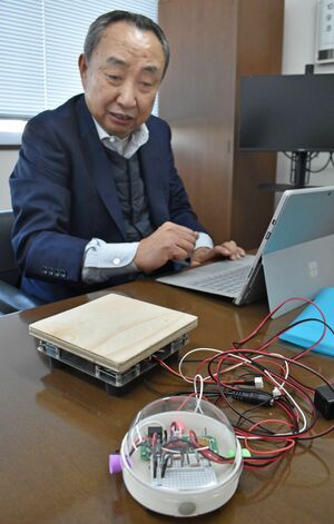 デパーチャーが開発したIoT機器。機械の稼働状況を調べるなど現場に応じた活用ができる=長岡市