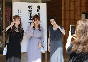 ドレス姿で記念撮影する二十歳のつどいの参加者=8月11日、妙高市