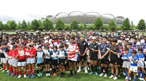 ９月に新潟県で開催されるラグビー代表戦に先立ち、日本とカナダの選手にメッセージを送る子どもたち＝２７日、新潟市中央区
