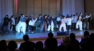 子どもたちが思い思いの踊りを披露した「ラピカダンスフェスティバル」=刈羽村刈羽
