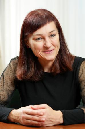 　「都合が悪いと、社会が語りたがらない歴史について、ちゃんと知りたいという欲求が私の中にはある」と話すカテジナ・トゥチコヴァーさん