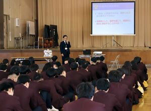 架空の市長選を題材に投票の流れを体験する生徒たち=加茂市学校町