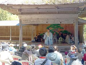 約40年ぶりに演能が行われた大崎白山神社能舞台=佐渡市羽茂大崎