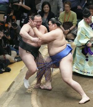大の里(右)が寄り切りで千代翔馬を破る=両国国技館