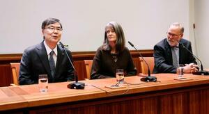 　カロリンスカ研究所での公式記者会見で、質問に答えるノーベル生理学・医学賞の坂口志文・大阪大特任教授（左）＝６日、ストックホルム（共同）