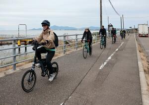 参加者が考えたサイクリングツアーのコースを実走した講習会=上越市