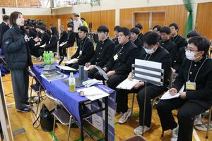 県央工業高校で行われた就職ガイダンス＝三条市東本成寺