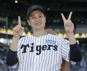史上21人目の全球団勝利を達成し、ポーズをとる阪神・大竹=甲子園