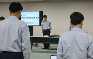 大阪・道頓堀のビル火災を巡る事故調査委員会の初会合で、黙とうする出席者=21日午前、大阪市西区