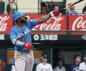 9回日本ハム2死、カストロが左中間に決勝ソロを放つ=ベルーナドーム