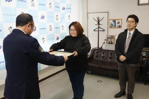 感謝状を贈呈された上西亜由美さん(中央)と菰田祐次郎さん