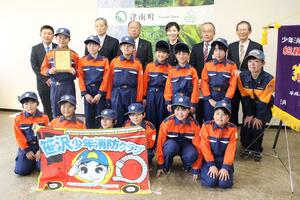 総務大臣賞に輝いた笹沢少年消防クラブの受賞報告会=津南町役場