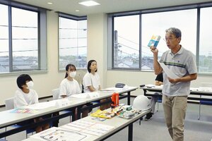 こすどまちセンマルシェの運営会議で当日の流れを確認するメンバー=新潟市秋葉区小須戸