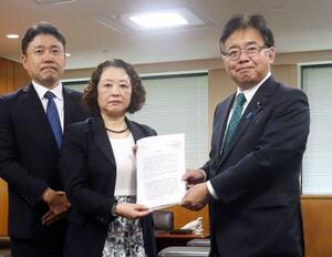 　上野厚労相（右）に緊急要請書を手渡す連合の芳野友子会長＝１８日午後、厚労省