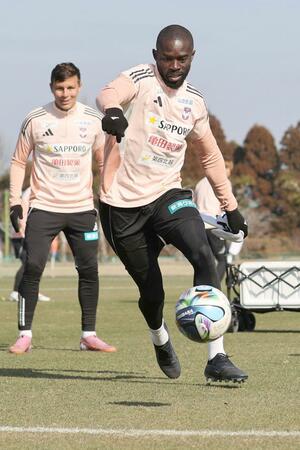 ボール回しをするＤＦゲリア（中央）ら＝宮崎県都城市
