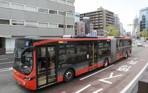 萬代橋ラインを走る連節バス＝２０２５年４月、新潟市中央区