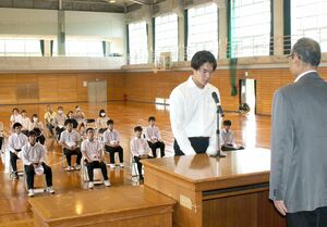 離島甲子園への決意表明をする生徒=佐渡市畑野