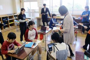 自らの判断で、学び方や使用する教材を選んで学習する６年生＝佐渡市上新穂