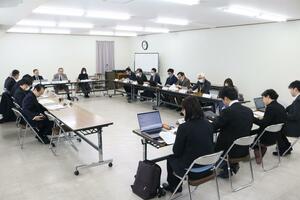 昨年のアースセレブレーションの総括や今年の計画が話し合われた総会=2月19日、佐渡市千種