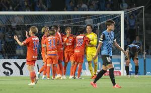 川崎に勝利し、リーグ戦今季初の連勝を挙げた新潟。残り5試合でいかに多くの白星を積めるか=9月29日、等々力
