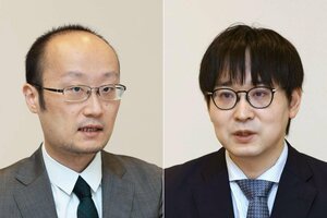 渡辺明九段(左)と山崎隆之九段=15日、新潟市中央区