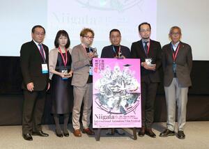 「君たちはどう生きるか」作画監督の本田雄さん(右から3人目)らが出席した新潟国際アニメーション映画祭の授賞式=3月20日、新潟市中央区