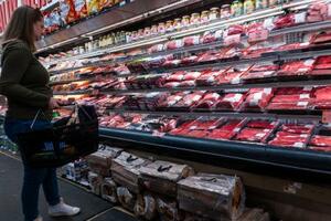 食料品店の精肉コーナーに並べられた肉類=12日、米ニューヨーク・ブルックリン(ゲッティ=共同)