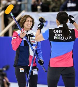 SC軽井沢クに勝利し冬季五輪最終予選代表に決まり、喜ぶフォルティウスの吉村(左)=稚内市みどりスポーツパーク