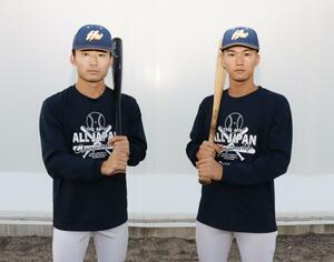 大学軟式野球の日本代表に選出された、新潟医療福祉大の田中琉久さん(左)と永井太陽さん=新潟市北区島見町