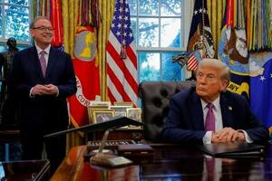 　ハセット米国家経済会議委員長（左）とトランプ大統領＝２０２５年９月、ワシントン（ロイター＝共同）