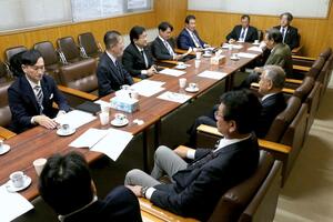 新潟1区で落選した塚田一郎氏(奥左から3人目)が出席した自民党新潟支部の役員会=新潟市中央区