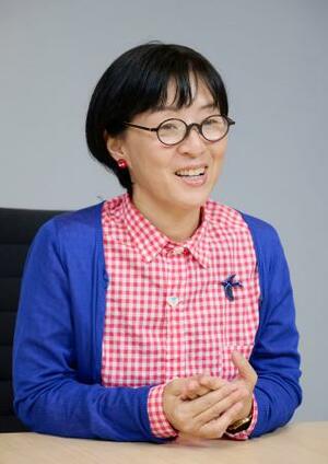 　「絵本作りでは、色を塗る工程が一番好き」と話す柴田ケイコさん