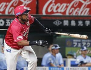 　７回楽天１死満塁、フランコが右前に勝ち越し打を放つ＝ベルーナドーム