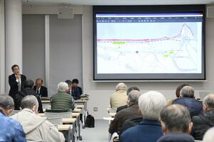 津波避難の不安や実態を訴えた地域住民ら=柏崎市役所