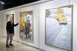 雪国の風景を表現した油彩画が並ぶ作品展=見附市昭和町2
