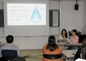 中国の水事情について発表する留学生＝上越市山屋敷町