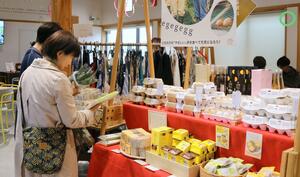 道の駅たがみで開催中の地場産卵のフェア＝田上町原ケ崎新田